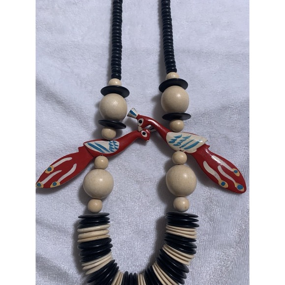 Vintage Wooden Hand Carved & Painted Parrots & Flat Beads Tropical Necklace - Picture 3 of 4